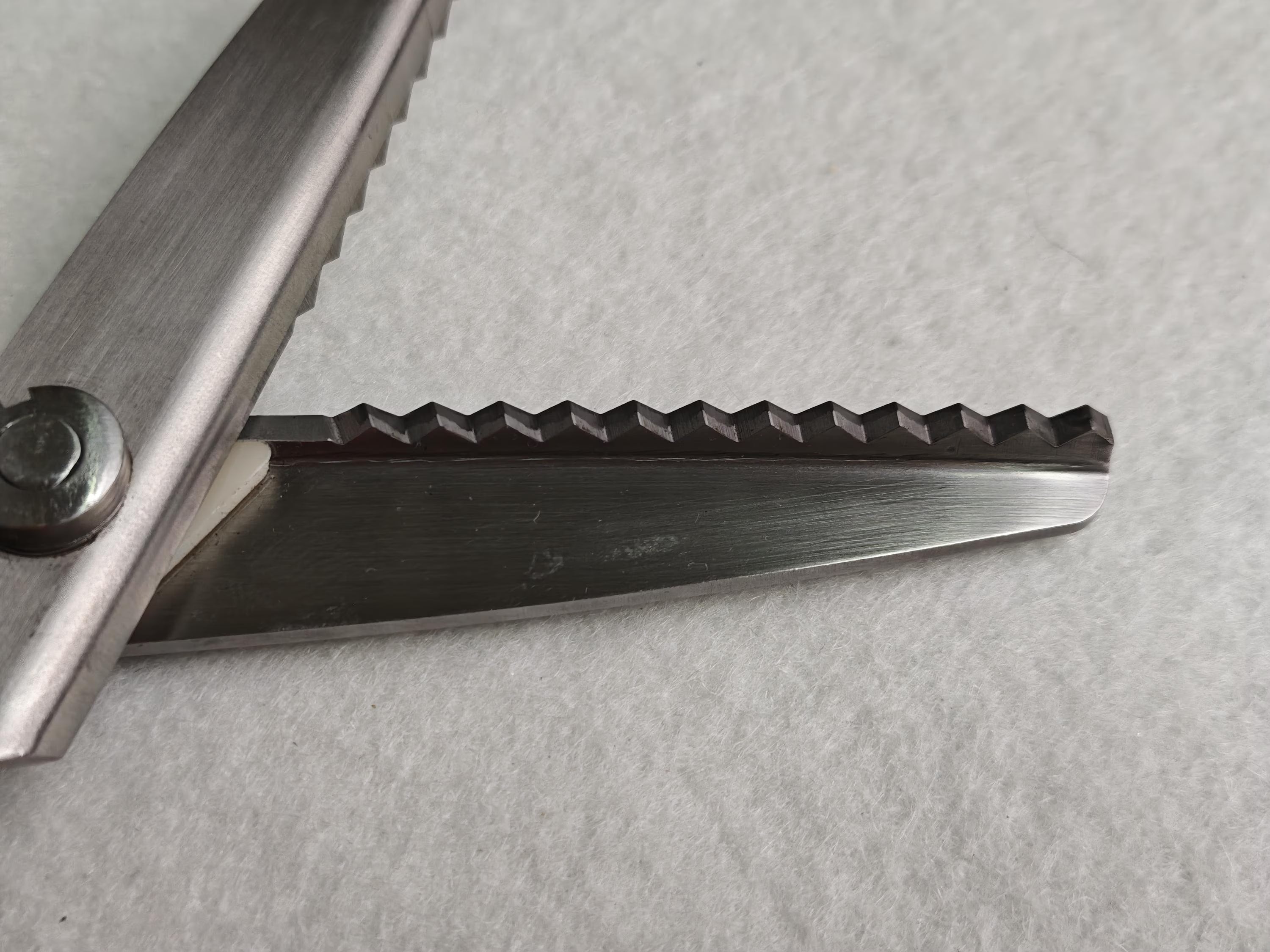Kearing Pinking Shears : Lightweight Plastic Handle Scissors for Fabric & Crafts