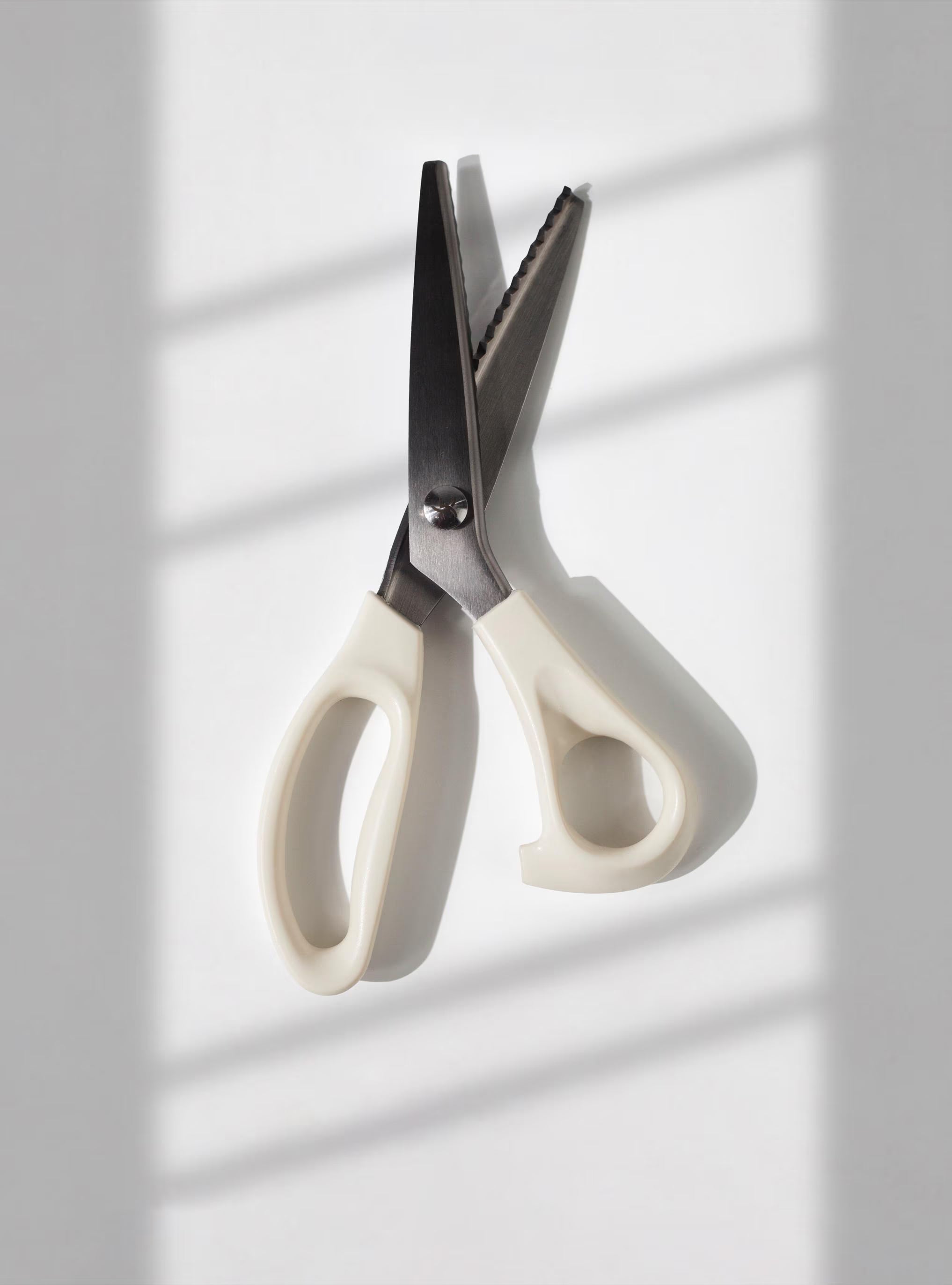 Kearing Pinking Shears : Lightweight Plastic Handle Scissors for Fabric & Crafts